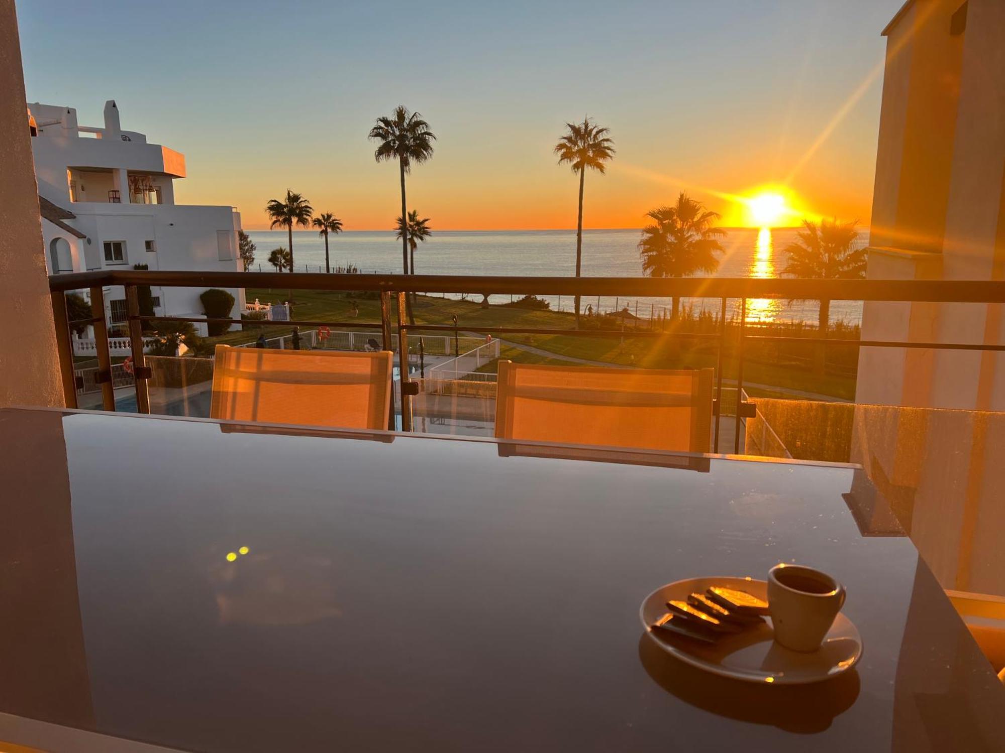 Sunrise Beach Front - Casares Del Mar Екстериор снимка