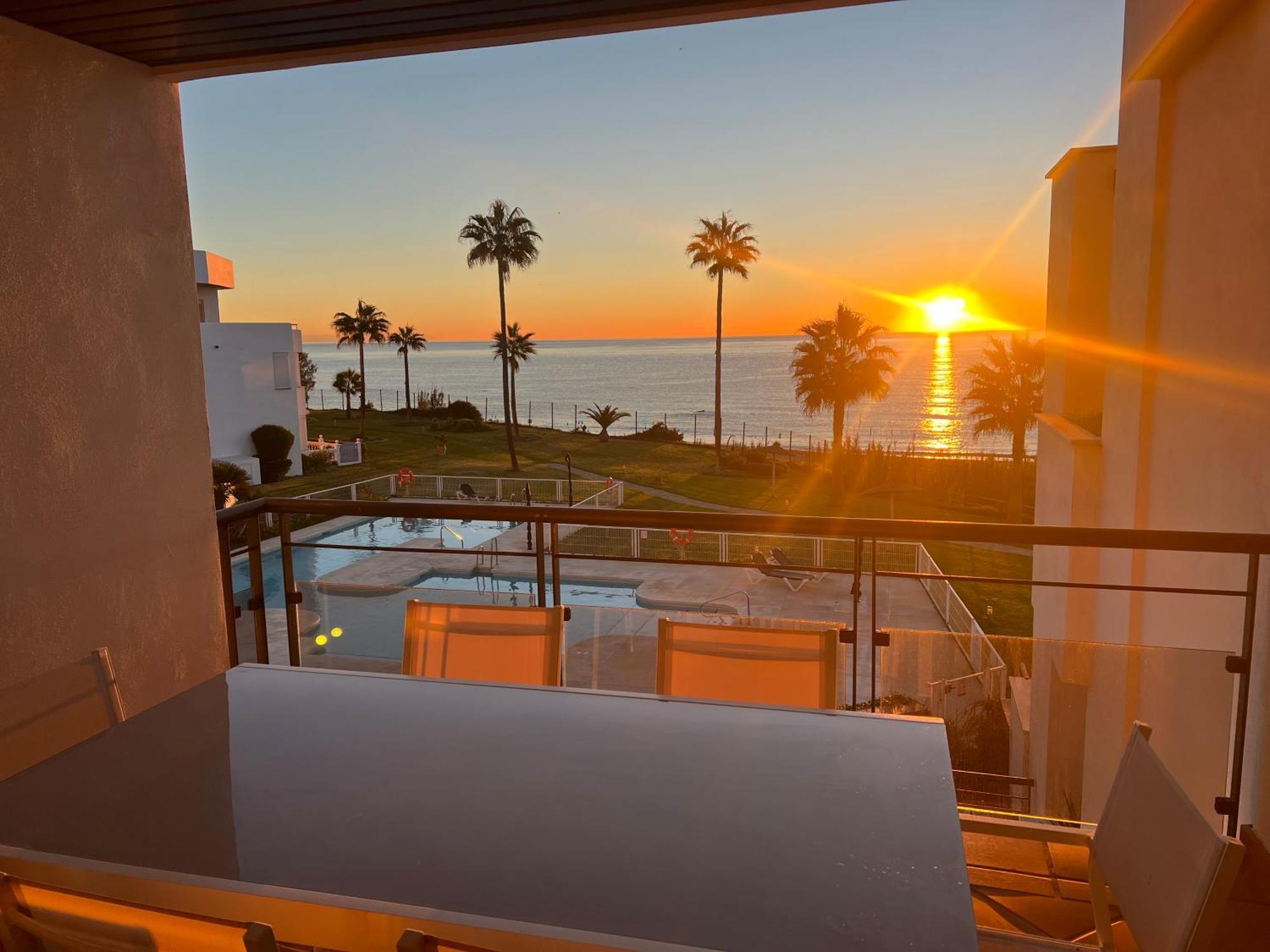 Sunrise Beach Front - Casares Del Mar Екстериор снимка